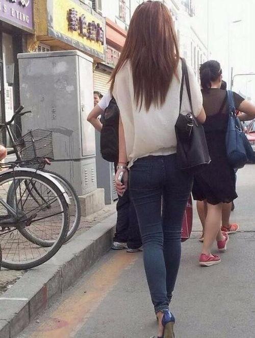 街拍视频牛仔裤大屁股