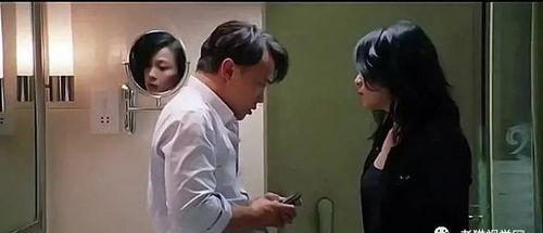 两个男人一个吃奶一个差视频,育儿挑战背后的温馨瞬间