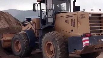 铲车工作视频之装车,铲车工作视频揭秘
