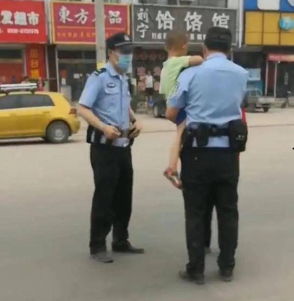 警察抓小男孩视频,警察抓捕小男孩温馨一幕